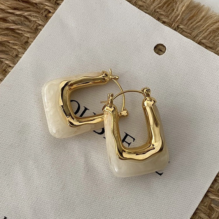 U-shaped Earring (White)