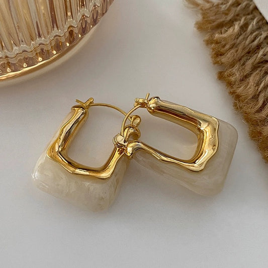 U-shaped Earring (White)